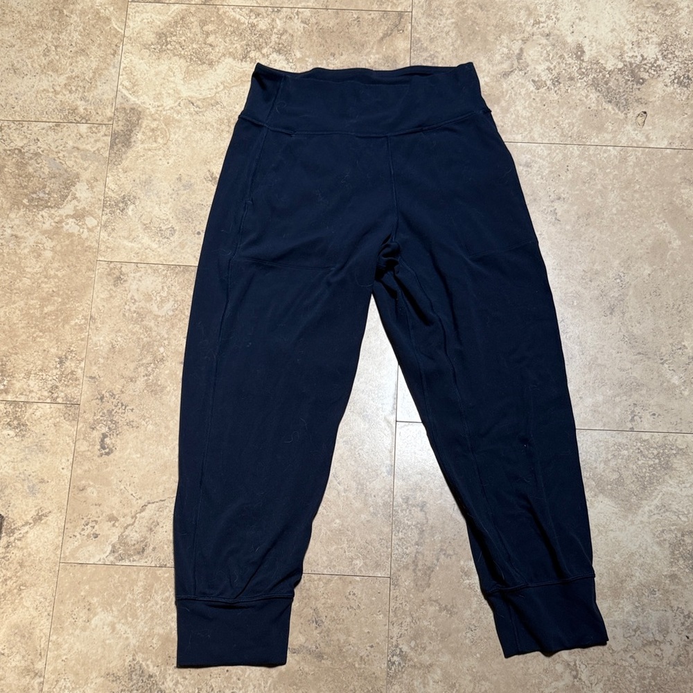 Lululemon navy blue capris.